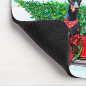 Doberman Dog in kerstcadeauwagen Muismat (Hoek)