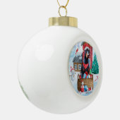 Doberman Dog in sneeuwkersthondenhuis Keramische Bal Ornament (Links)