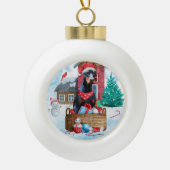 Doberman Dog in sneeuwkersthondenhuis Keramische Bal Ornament (Voorkant)
