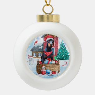 Doberman Dog in sneeuwkersthondenhuis Keramische Bal Ornament