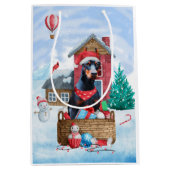 Doberman Dog in sneeuwkersthondenhuis Medium Cadeauzakje (Voorkant)