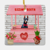 Doberman Dog Valentijnsdag Kissing Booth Keramisch Ornament (Voorkant)