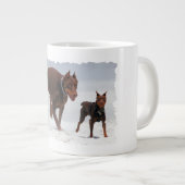 Doberman en Min Pin - KIJK! Een mini voor mij! Grote Koffiekop (Voorkant rechts)
