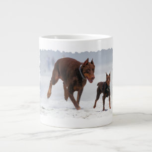 Doberman en Min Pin - KIJK! Een mini voor mij! Grote Koffiekop