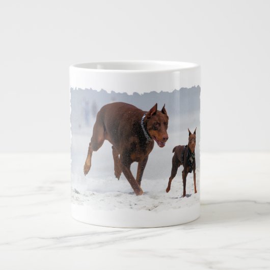 Doberman en Min Pin - KIJK! Een mini voor mij! Grote Koffiekop (Voorkant)
