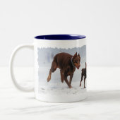 Doberman en Min Pin - KIJK! Een mini voor mij! Tweekleurige Koffiemok (Links)