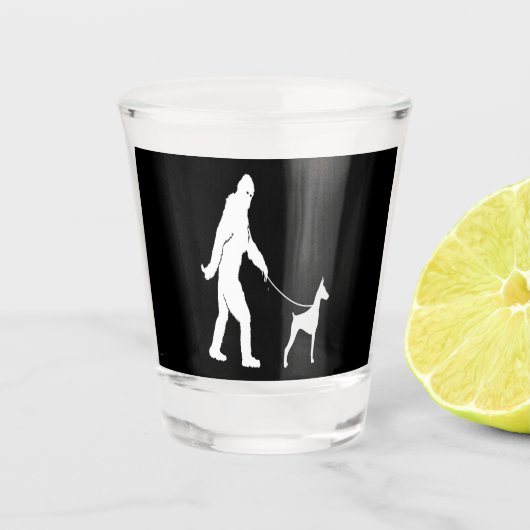 Doberman Gift | Mensen samen met Doberman Walking Shot Glas (Voorkant)