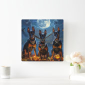 Doberman Halloween Spooky Vierkante Klok (Huis)