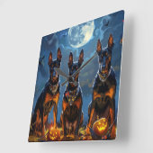 Doberman Halloween Spooky Vierkante Klok (Hoek)