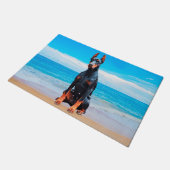 Doberman hond zitten op het strand deurmat (Schuin)