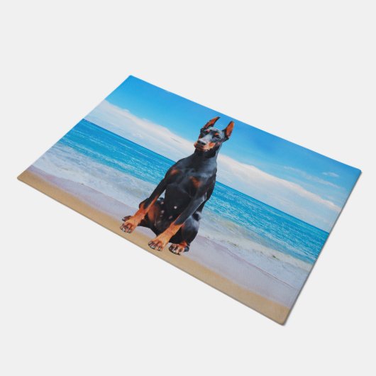 Doberman hond zitten op het strand deurmat (Schuin)