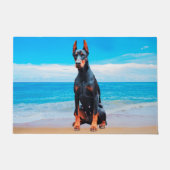 Doberman hond zitten op het strand deurmat (Voorkant)