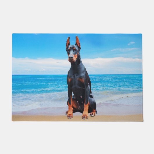 Doberman hond zitten op het strand deurmat (Voorkant)