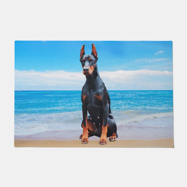 Doberman hond zitten op het strand deurmat (Voorkant)