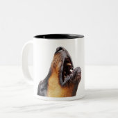 Doberman howling, close-up tweekleurige koffiemok (Voorkant links)