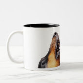 Doberman howling, close-up tweekleurige koffiemok (Links)