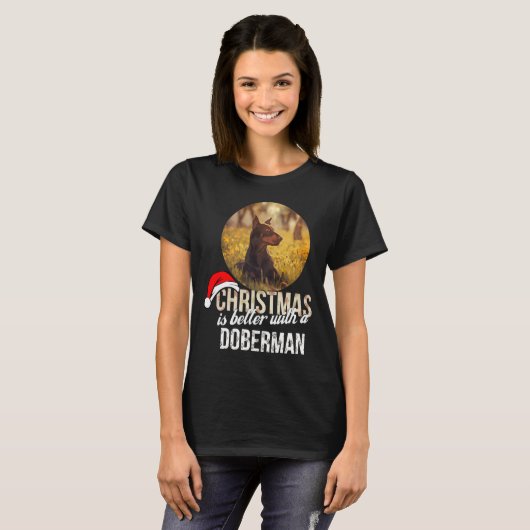 Doberman Kerstmis is beter met een Doberman T-shirt (Voorkant volledig)