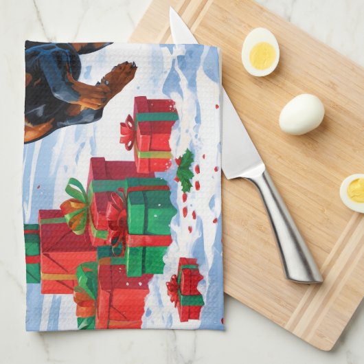 Doberman loopt in de sneeuw met kerst Pet Theedoek (Quarter Fold)