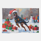 Doberman loopt in de sneeuw met kerst Pet Theedoek (Horizontaal)