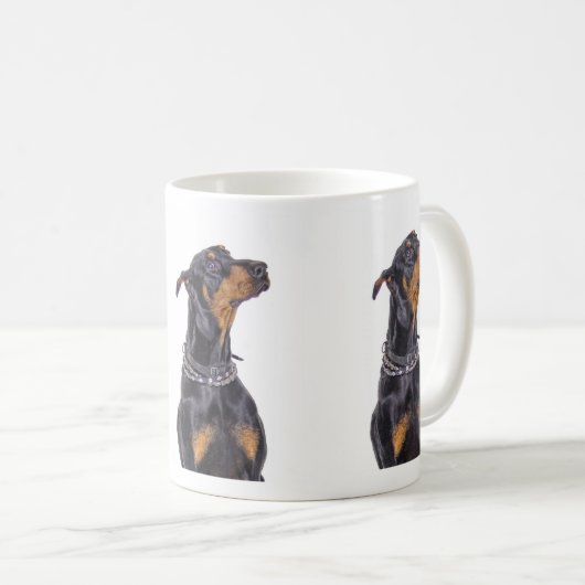 Doberman met Sneaky Kijk Mok (Voorkant rechts)