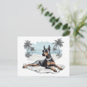 Doberman met zonnebril op het strand briefkaart (Staand voorkant)