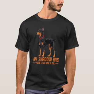 Doberman My Shadow heeft vier benen en een Tail Pi T-shirt