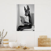 Doberman on Toilet, Newspaper, Funny Bathroom Art Poster (Keuken)