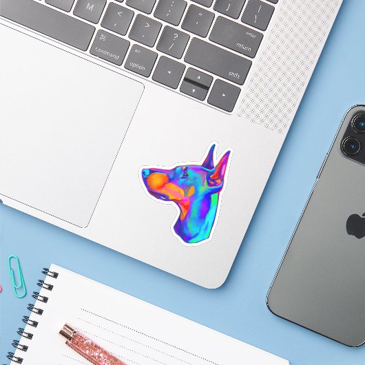 Doberman Pincher in kleuren Sticker (Laptop met iPhone)