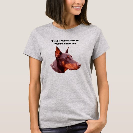 Doberman Pinscher beschermd door Funny T-Shirt (Voorkant)