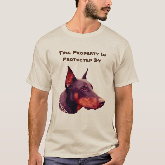 Doberman Pinscher beschermd door Funny T-shirt (Voorkant)