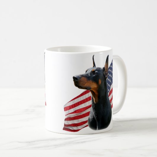 Doberman Pinscher en Mok van de vlag (Voorkant rechts)