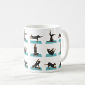 Doberman Pinscher hond doet yoga Koffiemok (Voorkant rechts)