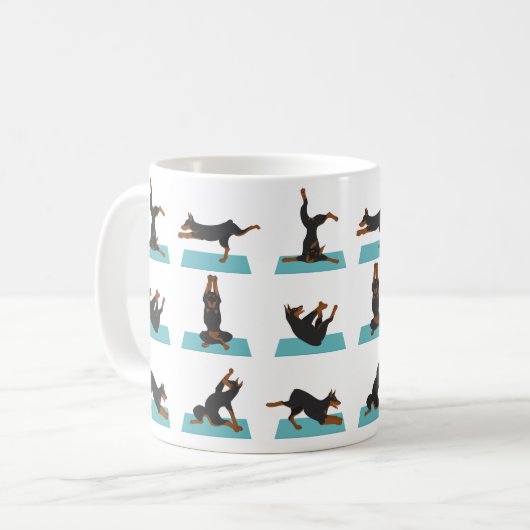 Doberman Pinscher hond doet yoga Koffiemok (Voorkant links)