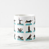 Doberman Pinscher hond doet yoga Koffiemok (Center)