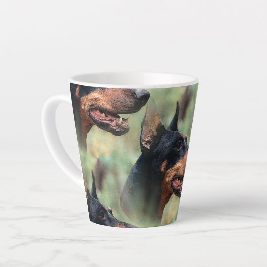 Doberman Pinscher in de Bossen Latte Mok (Linkerhoek)