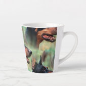 Doberman Pinscher in de Bossen Latte Mok (Rechts)