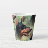 Doberman Pinscher in de Bossen Latte Mok (Voorkant)