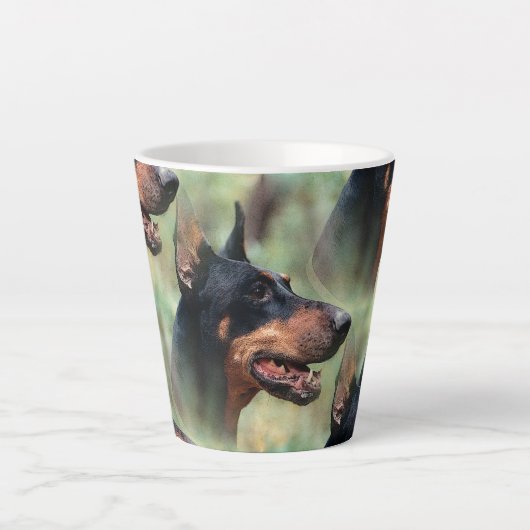 Doberman Pinscher in de Bossen Latte Mok (Voorkant)