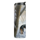 Doberman Pinscher liet het sneeuwen Kerstmis Thermosbeker (Gedraaid links)