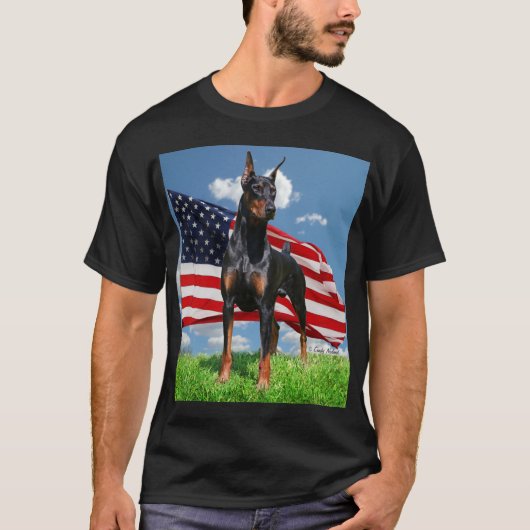 Doberman Pinscher met t-shirt met vlag (Voorkant)