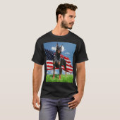 Doberman Pinscher met t-shirt met vlag (Voorkant volledig)