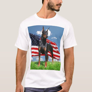 Doberman Pinscher met t-shirt met vlag