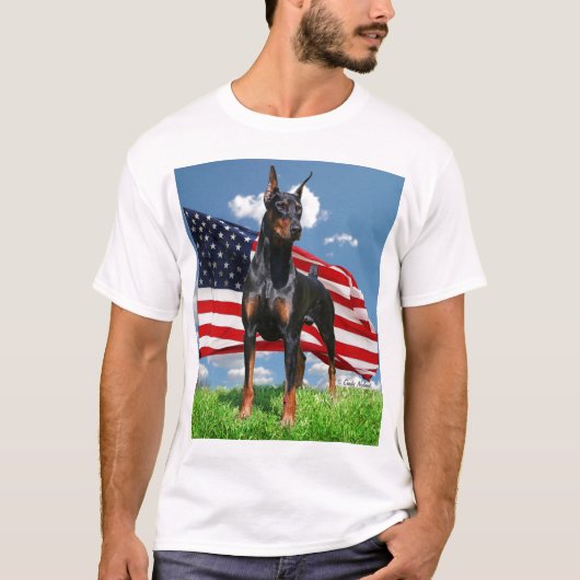 Doberman Pinscher met t-shirt met vlag (Voorkant)