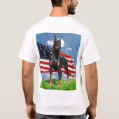 Doberman Pinscher met t-shirt met vlag (Achterkant)