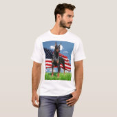 Doberman Pinscher met t-shirt met vlag (Voorkant volledig)
