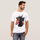 Doberman Pinscher met vlag T-shirt (Voorkant volledig)
