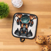 Doberman Pinscher Puppy houdt een bal vast Pannenlap (Top down)