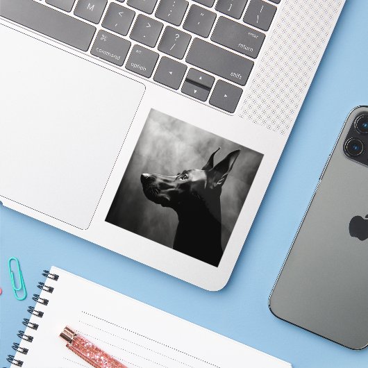 Doberman Pinscher Zwart-wit Sticker (Laptop met iPhone)