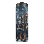 Doberman Snowy Sleigh Kerstdecoratie Thermosbeker (Voorkant)