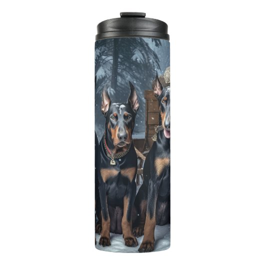 Doberman Snowy Sleigh Kerstdecoratie Thermosbeker (Voorkant)